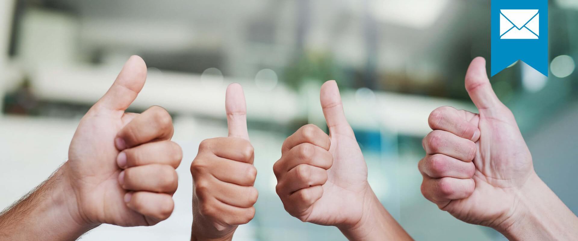 vier Hände mit der Daumen-Hoch Geste