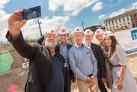 The groundbreaking ceremony for the “prizeotel Erfurt-City” took place in the presence of the Thuringian Minister-President Bodo Ramelow (3rd from right).