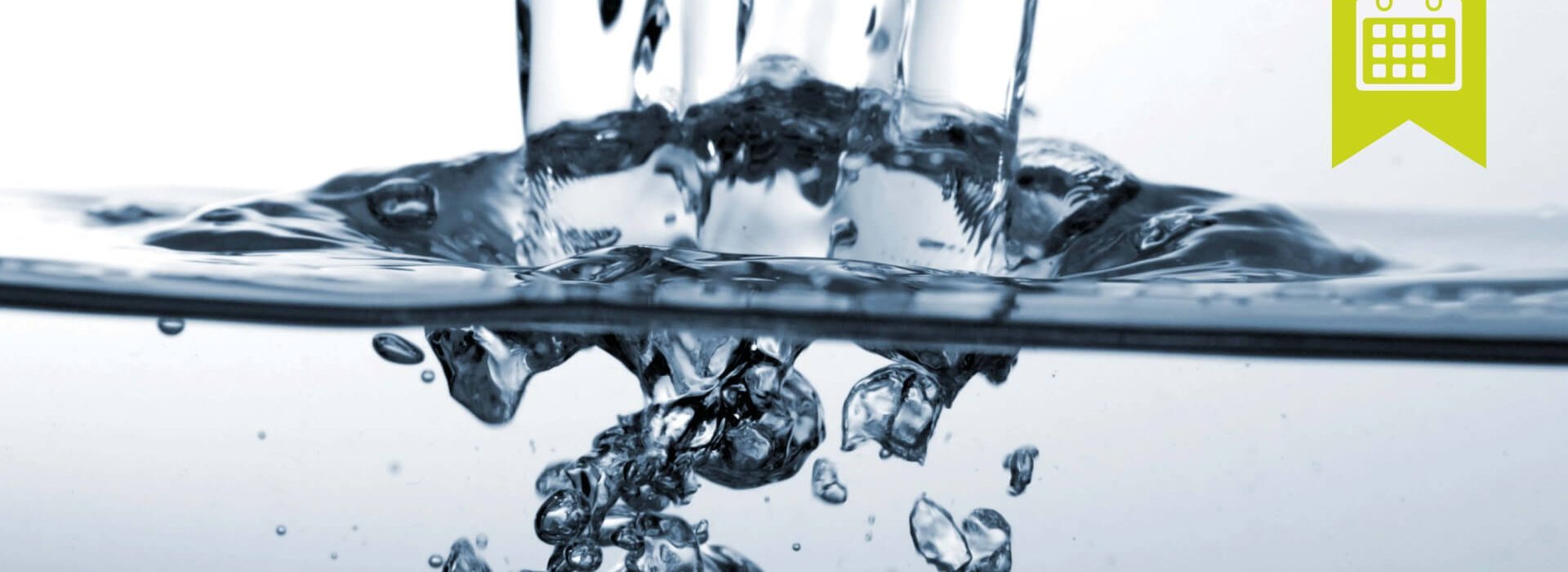 Wasser wird eingegossen, Nahaufnahme.