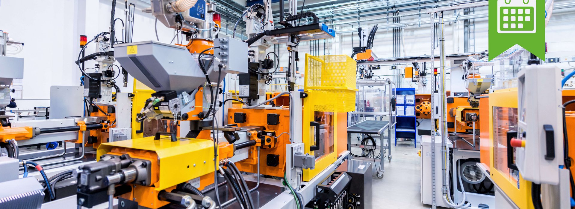 Eine Fabrik mit Maschinen und Anlagen im Inneren.