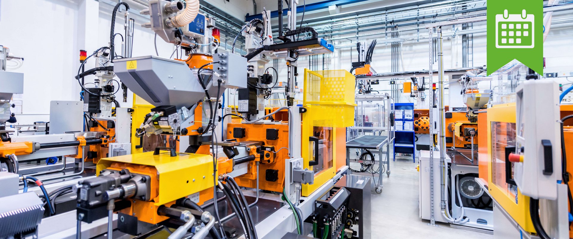 Eine Fabrik mit Maschinen und Anlagen im Inneren.