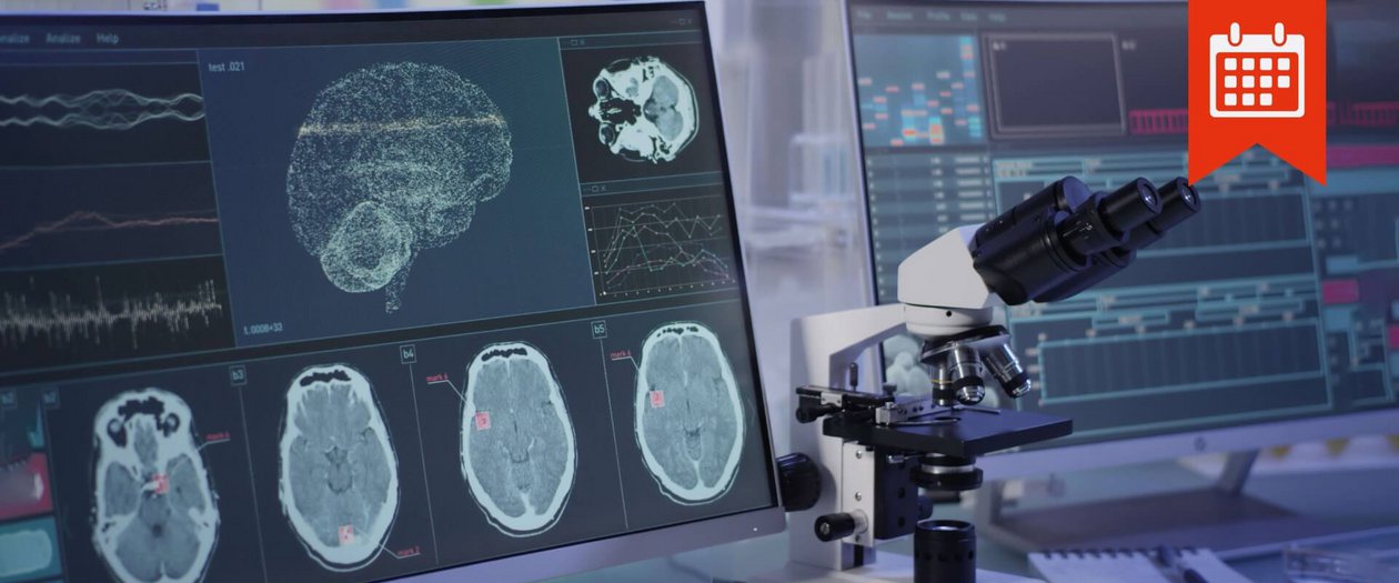 Mikroskop und ein Bildschirm mit MRT Bildern eines Gehirns