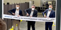 At the official inauguration, the ribbon was symbolically cut (from left to right): Site Manager Lukas Seel and Managing Director Dr. Michael Weber, both Desay SV Automotive Europe, Peter Kleine, Lord Mayor of Weimar.