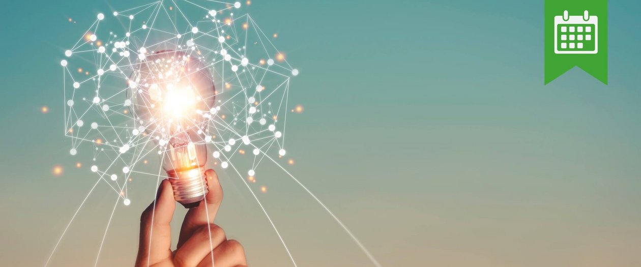 Hand hält eine Glühbirne, Lichtstrahlen werden durch verbundene Datenpunkte dargestellt