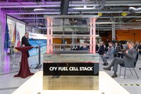 On the occasion of the opening ceremony of the Battery Innovation and Technology Center in Arnstadt Minister Tiefensee underlines the development of Thuringia into a leading battery hub. Photo: Fraunhofer IKTS