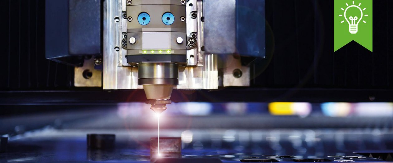 Eine Maschine schneidet Metall mit einem rotem Laser.