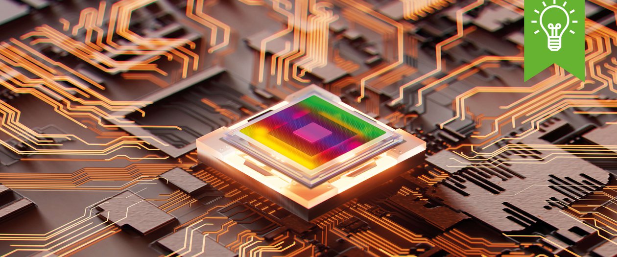 Ein Computerchip mit einem bunten Quadrat als Design.