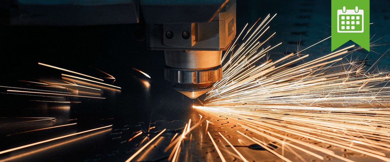 Eine Maschine schneidet Metall mit Funken.