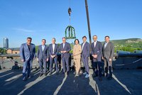 Colette Boos-John (Thuringian Minister for Economics), Mario Voigt (Thuringian Minister President, 4th from left), Andreas Pecher (CEO of the ZEISS Group, 3rd from left) and other representatives from business and administration on the roof of the high-tech campus.