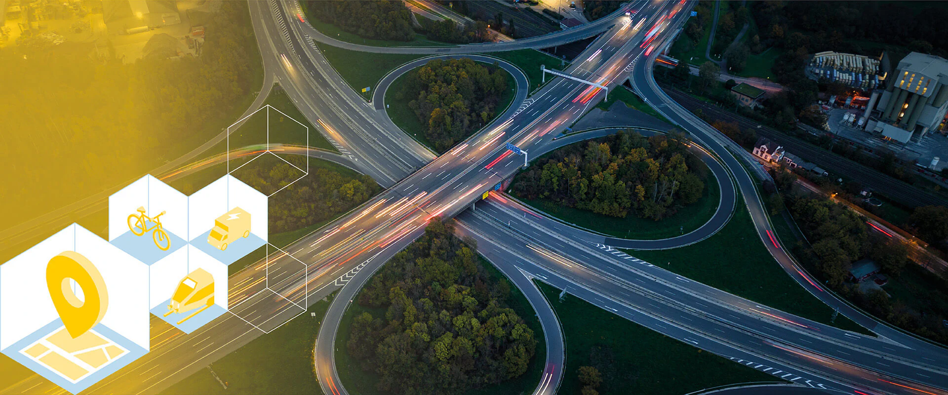 Bildbeschreibung / description: Luftbild eines Autobahnkreuzes umgeben von Wald