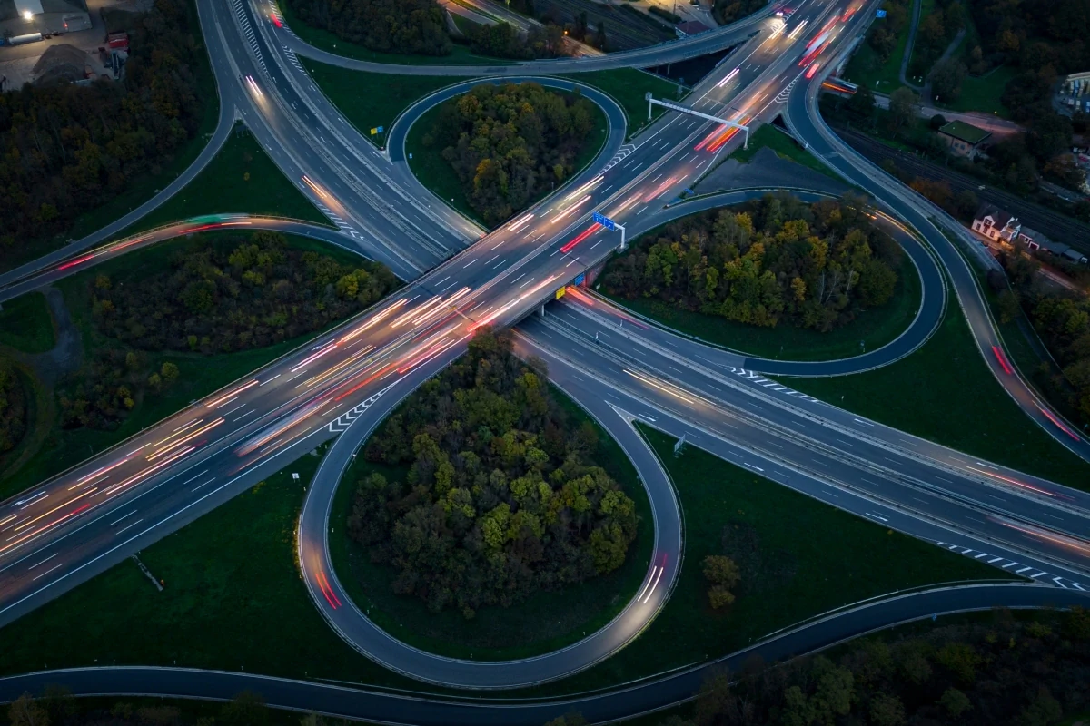 Bildbeschreibung / description: Luftbild eines Autobahnkreuzes umgeben von Wald